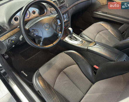 Черный Мерседес Е-Класс, объемом двигателя 4 л и пробегом 237 тыс. км за 7999 $, фото 19 на Automoto.ua