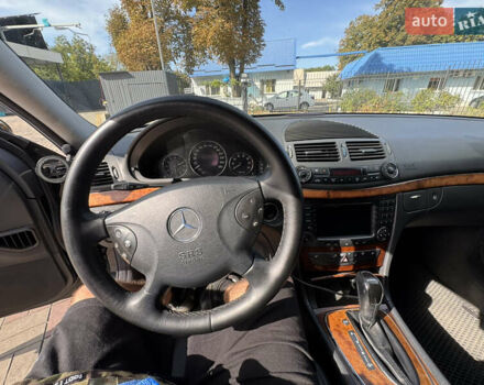Черный Мерседес Е-Класс, объемом двигателя 4.97 л и пробегом 360 тыс. км за 10000 $, фото 18 на Automoto.ua