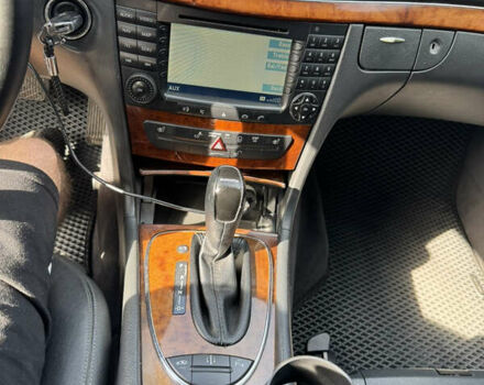 Черный Мерседес Е-Класс, объемом двигателя 4.97 л и пробегом 360 тыс. км за 10000 $, фото 20 на Automoto.ua