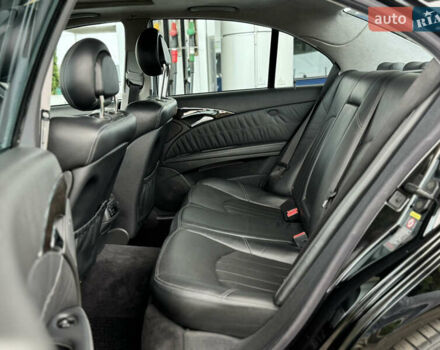 Черный Мерседес Е-Класс, объемом двигателя 5.5 л и пробегом 210 тыс. км за 25000 $, фото 26 на Automoto.ua