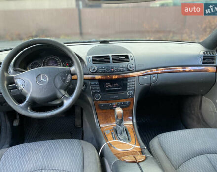 Черный Мерседес Е-Класс, объемом двигателя 3.2 л и пробегом 300 тыс. км за 6900 $, фото 10 на Automoto.ua