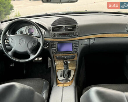 Черный Мерседес Е-Класс, объемом двигателя 5.5 л и пробегом 210 тыс. км за 25000 $, фото 25 на Automoto.ua