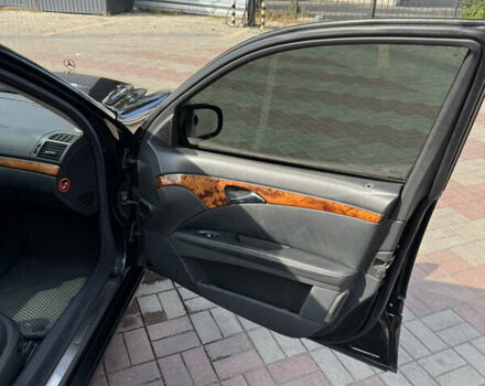 Черный Мерседес Е-Класс, объемом двигателя 4.97 л и пробегом 360 тыс. км за 10000 $, фото 13 на Automoto.ua