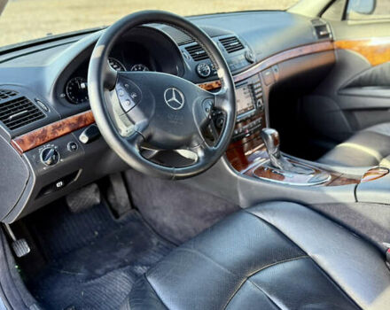 Черный Мерседес Е-Класс, объемом двигателя 2.6 л и пробегом 197 тыс. км за 6999 $, фото 20 на Automoto.ua