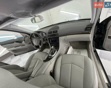 Мерседес Е-Клас 2005 у Трускавце на Automoto.ua Чорний Мерседес Е-Клас, об'ємом двигуна 3.5 л та пробігом 245 тис. км за 8999 $, фото 34 на Automoto.ua