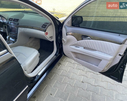 Черный Мерседес Е-Класс, объемом двигателя 3.5 л и пробегом 260 тыс. км за 8000 $, фото 11 на Automoto.ua