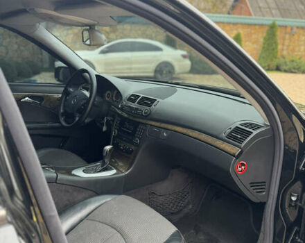 Черный Мерседес Е-Класс, объемом двигателя 2 л и пробегом 332 тыс. км за 6000 $, фото 18 на Automoto.ua