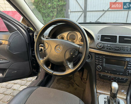 Черный Мерседес Е-Класс, объемом двигателя 2.2 л и пробегом 280 тыс. км за 7900 $, фото 7 на Automoto.ua