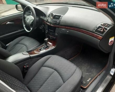 Черный Мерседес Е-Класс, объемом двигателя 1.8 л и пробегом 220 тыс. км за 8650 $, фото 1 на Automoto.ua