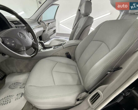 Мерседес Е-Клас 2005 у Трускавце на Automoto.ua Чорний Мерседес Е-Клас, об'ємом двигуна 3.5 л та пробігом 245 тис. км за 8999 $, фото 48 на Automoto.ua