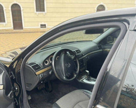 Черный Мерседес Е-Класс, объемом двигателя 2 л и пробегом 332 тыс. км за 6000 $, фото 11 на Automoto.ua