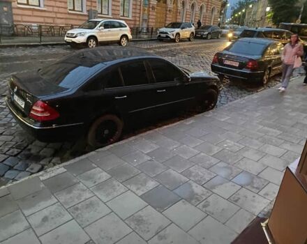 Черный Мерседес Е-Класс, объемом двигателя 3 л и пробегом 273 тыс. км за 9800 $, фото 1 на Automoto.ua