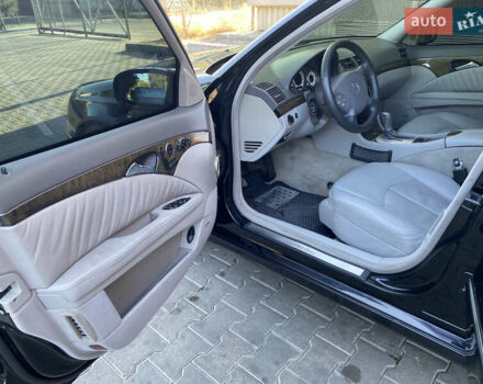 Черный Мерседес Е-Класс, объемом двигателя 3.5 л и пробегом 260 тыс. км за 8000 $, фото 10 на Automoto.ua