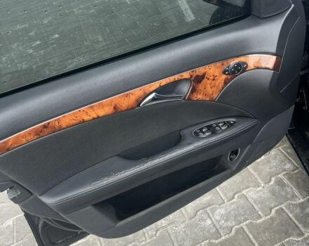 Черный Мерседес Е-Класс, объемом двигателя 2.1 л и пробегом 240 тыс. км за 6500 $, фото 2 на Automoto.ua