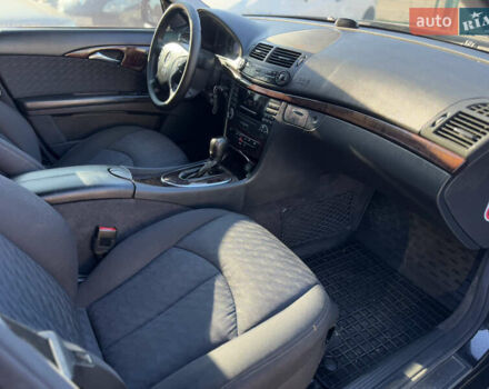 Черный Мерседес Е-Класс, объемом двигателя 1.8 л и пробегом 338 тыс. км за 6850 $, фото 24 на Automoto.ua