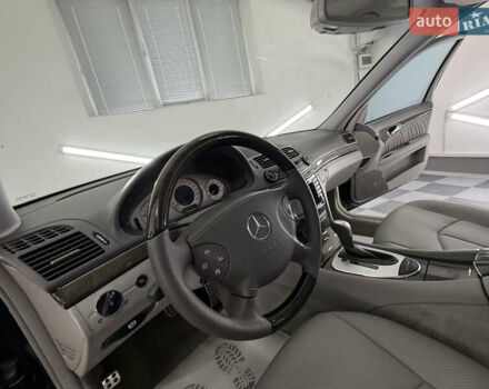 Мерседес Е-Клас 2005 у Трускавце на Automoto.ua Чорний Мерседес Е-Клас, об'ємом двигуна 3.5 л та пробігом 245 тис. км за 8999 $, фото 50 на Automoto.ua