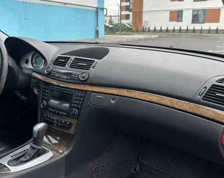 Черный Мерседес Е-Класс, объемом двигателя 3.2 л и пробегом 310 тыс. км за 4800 $, фото 8 на Automoto.ua