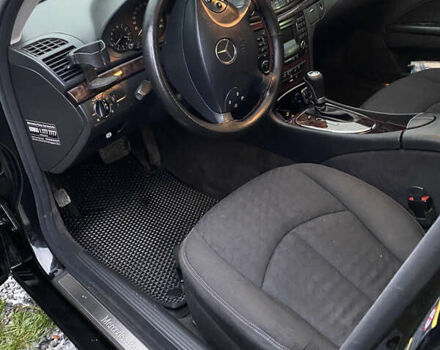 Черный Мерседес Е-Класс, объемом двигателя 2.1 л и пробегом 314 тыс. км за 8500 $, фото 22 на Automoto.ua