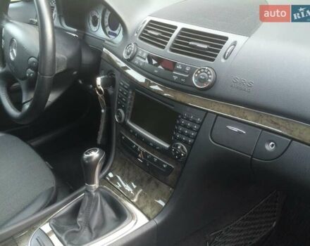 Черный Мерседес Е-Класс, объемом двигателя 1.8 л и пробегом 205 тыс. км за 9999 $, фото 13 на Automoto.ua
