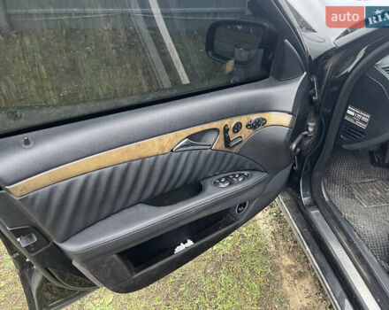 Чорний Мерседес Е-Клас, об'ємом двигуна 2.99 л та пробігом 374 тис. км за 4700 $, фото 28 на Automoto.ua