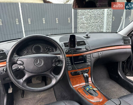 Черный Мерседес Е-Класс, объемом двигателя 2.2 л и пробегом 330 тыс. км за 7000 $, фото 15 на Automoto.ua