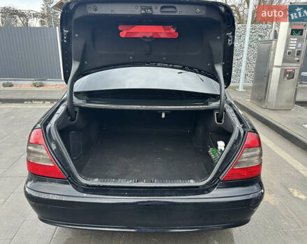 Черный Мерседес Е-Класс, объемом двигателя 2.2 л и пробегом 330 тыс. км за 7000 $, фото 11 на Automoto.ua