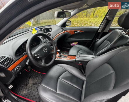 Черный Мерседес Е-Класс, объемом двигателя 2.15 л и пробегом 475 тыс. км за 8800 $, фото 7 на Automoto.ua