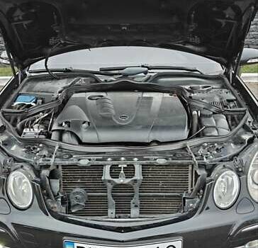 Черный Мерседес Е-Класс, объемом двигателя 2.2 л и пробегом 325 тыс. км за 9900 $, фото 9 на Automoto.ua