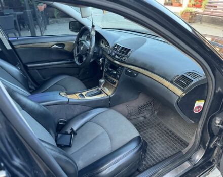 Черный Мерседес Е-Класс, объемом двигателя 2.1 л и пробегом 380 тыс. км за 6700 $, фото 11 на Automoto.ua