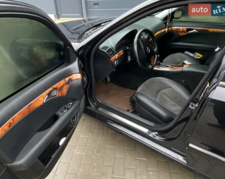 Черный Мерседес Е-Класс, объемом двигателя 2.2 л и пробегом 297 тыс. км за 8900 $, фото 7 на Automoto.ua