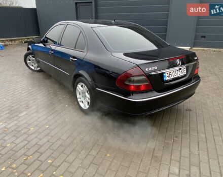 Черный Мерседес Е-Класс, объемом двигателя 2.2 л и пробегом 297 тыс. км за 8900 $, фото 6 на Automoto.ua