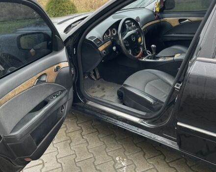 Черный Мерседес Е-Класс, объемом двигателя 2.1 л и пробегом 375 тыс. км за 8200 $, фото 6 на Automoto.ua