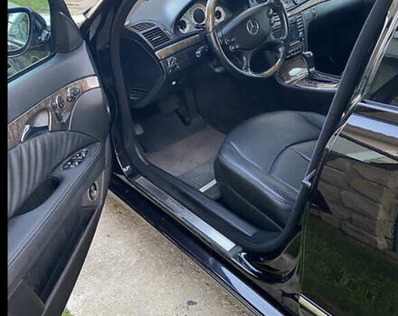 Чорний Мерседес Е-Клас, об'ємом двигуна 3 л та пробігом 195 тис. км за 13000 $, фото 4 на Automoto.ua