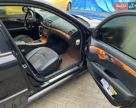 Черный Мерседес Е-Класс, объемом двигателя 2.2 л и пробегом 297 тыс. км за 8900 $, фото 13 на Automoto.ua