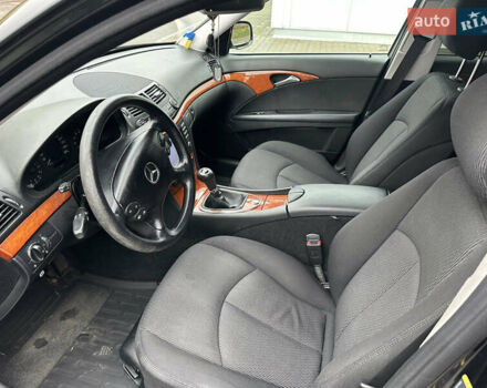 Черный Мерседес Е-Класс, объемом двигателя 1.8 л и пробегом 164 тыс. км за 9100 $, фото 7 на Automoto.ua