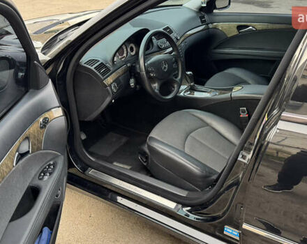 Чорний Мерседес Е-Клас, об'ємом двигуна 1.8 л та пробігом 125 тис. км за 10000 $, фото 9 на Automoto.ua