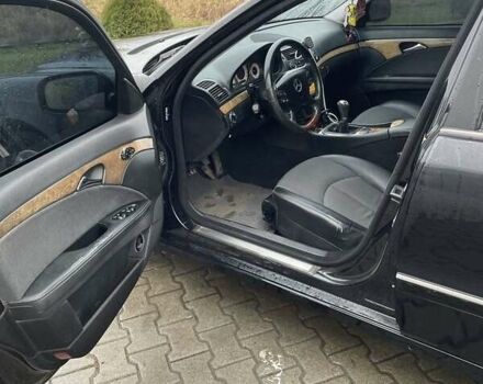 Черный Мерседес Е-Класс, объемом двигателя 2.1 л и пробегом 375 тыс. км за 8200 $, фото 5 на Automoto.ua