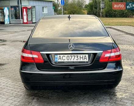 Черный Мерседес Е-Класс, объемом двигателя 2.2 л и пробегом 320 тыс. км за 12500 $, фото 3 на Automoto.ua