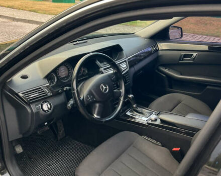 Черный Мерседес Е-Класс, объемом двигателя 2.2 л и пробегом 320 тыс. км за 12300 $, фото 14 на Automoto.ua