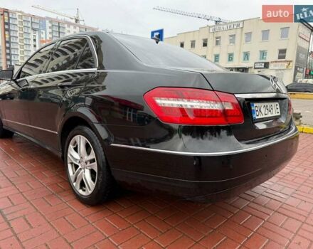 Черный Мерседес Е-Класс, объемом двигателя 2.2 л и пробегом 262 тыс. км за 10500 $, фото 4 на Automoto.ua