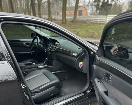 Черный Мерседес Е-Класс, объемом двигателя 2.2 л и пробегом 230 тыс. км за 11400 $, фото 12 на Automoto.ua