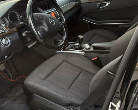 Черный Мерседес Е-Класс, объемом двигателя 2.2 л и пробегом 305 тыс. км за 10000 $, фото 12 на Automoto.ua