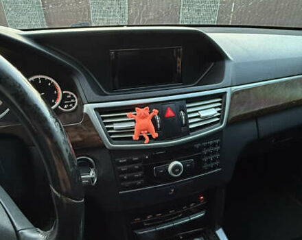 Черный Мерседес Е-Класс, объемом двигателя 2.2 л и пробегом 305 тыс. км за 10000 $, фото 21 на Automoto.ua