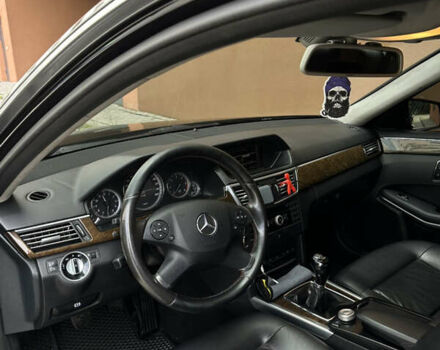 Черный Мерседес Е-Класс, объемом двигателя 2.2 л и пробегом 350 тыс. км за 12950 $, фото 5 на Automoto.ua