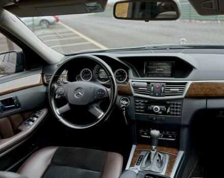 Черный Мерседес Е-Класс, объемом двигателя 2.1 л и пробегом 342 тыс. км за 10600 $, фото 5 на Automoto.ua