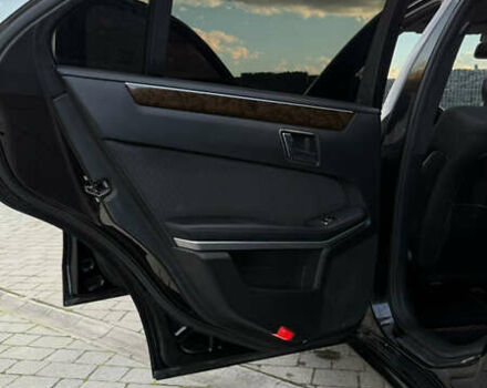 Черный Мерседес Е-Класс, объемом двигателя 2.2 л и пробегом 305 тыс. км за 10000 $, фото 9 на Automoto.ua