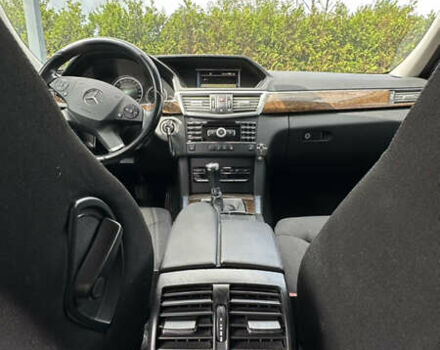 Черный Мерседес Е-Класс, объемом двигателя 2.2 л и пробегом 327 тыс. км за 10999 $, фото 12 на Automoto.ua