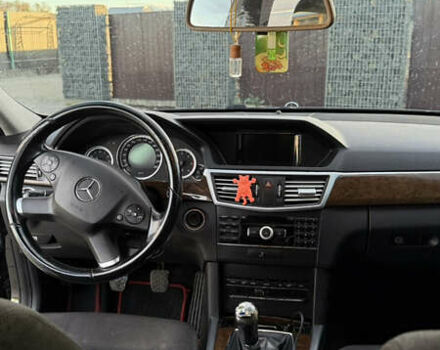 Черный Мерседес Е-Класс, объемом двигателя 2.2 л и пробегом 305 тыс. км за 10000 $, фото 10 на Automoto.ua