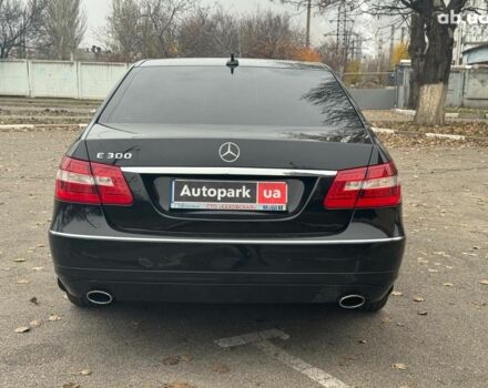 Чорний Мерседес Е-Клас, об'ємом двигуна 3 л та пробігом 241 тис. км за 10190 $, фото 3 на Automoto.ua