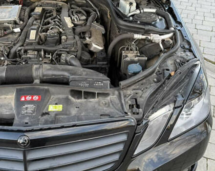 Черный Мерседес Е-Класс, объемом двигателя 2.2 л и пробегом 305 тыс. км за 10000 $, фото 19 на Automoto.ua